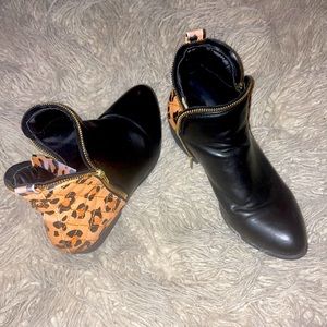 Betsey Johnson Betsyville black leather bootie with leopard accent. Size 7.